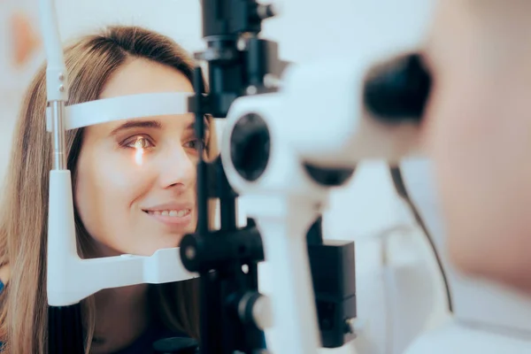 Paciente Durante Examen Ocular Con Oftalmólogo Una Clínica — Foto de Stock