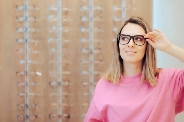 Mulher Feliz Vestindo Óculos Moda Loja Óptica — Fotografia de Stock