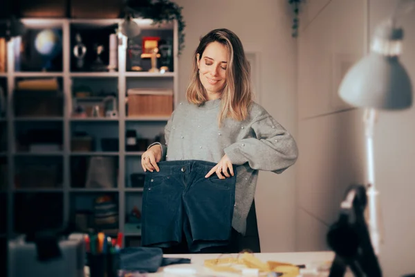 Femme Essayant Ses Nouveaux Shorts Coupés Projet Mode Artisanale — Photo