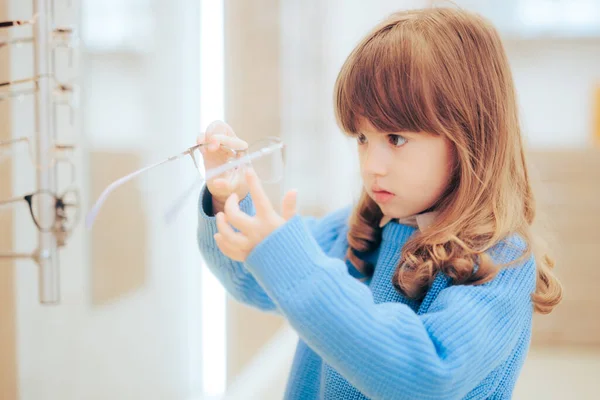 Gadis Kecil Memeriksa Pasangan Mata Baru Toko Optik — Stok Foto