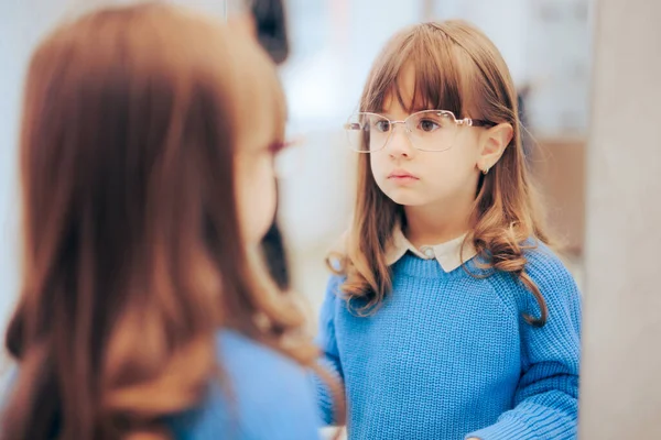 Gadis Kecil Memakai Kacamata Baru Menatap Cermin — Stok Foto