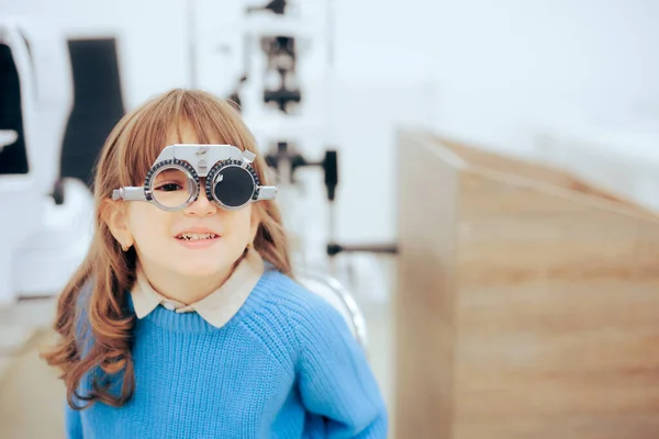 Gadis Kecil Mengenakan Kacamata Percobaan Dalam Konsulensi Ujian Mata — Stok Foto