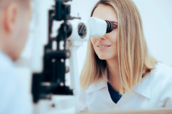 Feliz Oftalmóloga Consultando Paciente Clínica Ocular — Foto de Stock