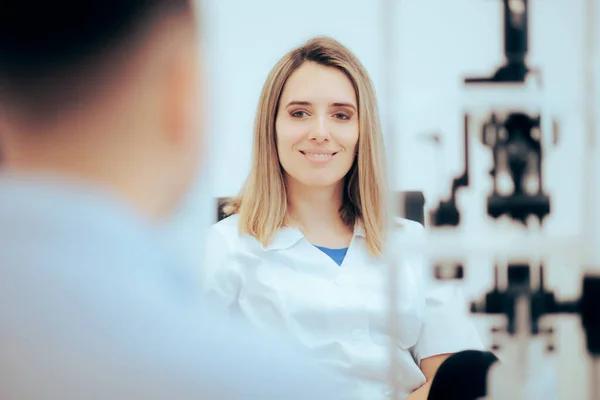 Smiling Doctor Consulting Patient Her Office — Stock Photo, Image