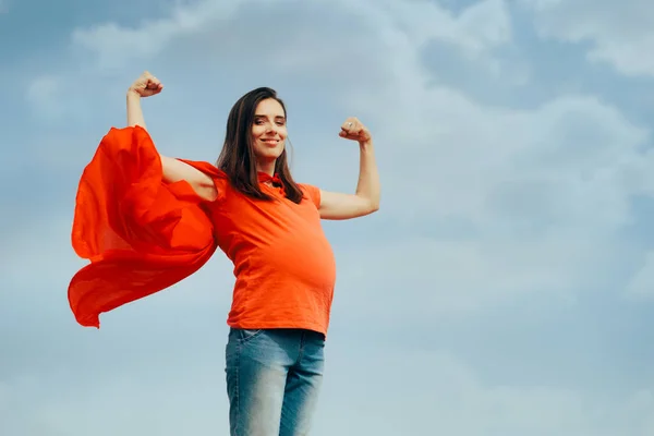 Superhero Hamil Mom Flexing Lengannya Menampilkan Kekuatan Dan Kekuatan — Stok Foto