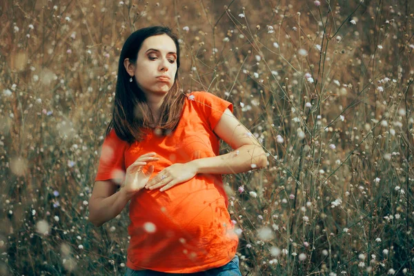 Stresli Hamile Anne Çiçekler Tarlasında Kendini Kötü Hissediyor — Stok fotoğraf