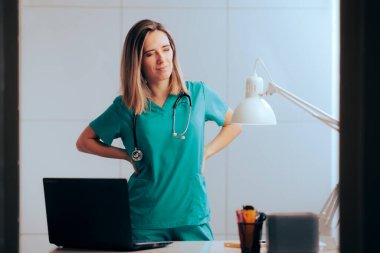 Yorgun doktor masasından kalkıp uzun saatler çalışıyor.