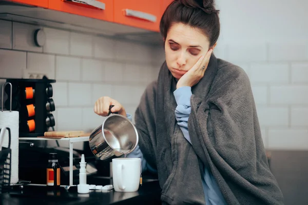 Θλιβερή Γυναίκα Κάνει Ένα Τσάι Αισθάνεται Άρρωστος Και Κρύο — Φωτογραφία Αρχείου