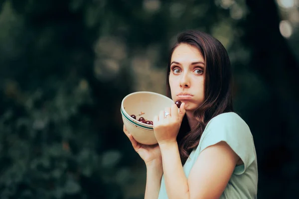 Mujer Divertida Comiendo Cerezas Una Bola Aire Libre — Foto de Stock