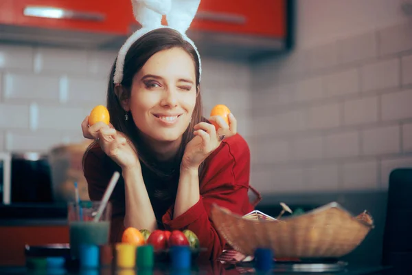 Happy Woman Warna Telur Paskah Memakai Telinga Bunny — Stok Foto
