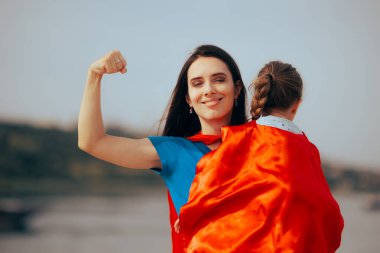 Güçlü Süper Anne Küçük kızını severek kaslarını esnetiyor