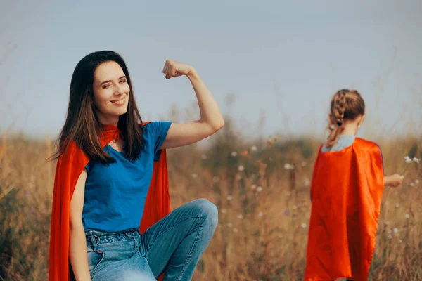 Güçlü Süper Anne Küçük Kızını Severek Kaslarını Esnetiyor — Stok fotoğraf