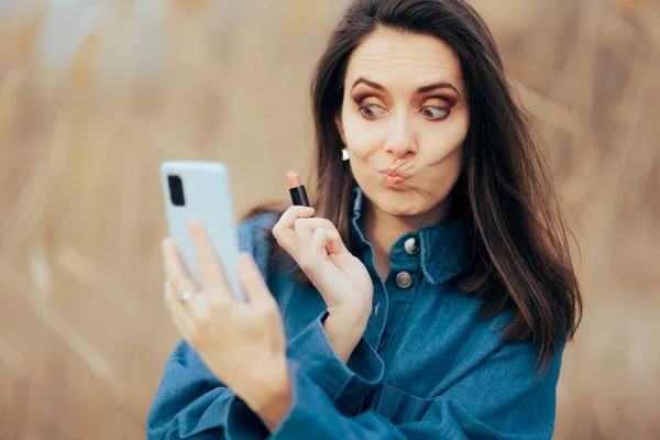 Hermosa Mujer Usando Smartphone Como Espejo Para Aplicar Lápiz Labial —  Fotos de Stock