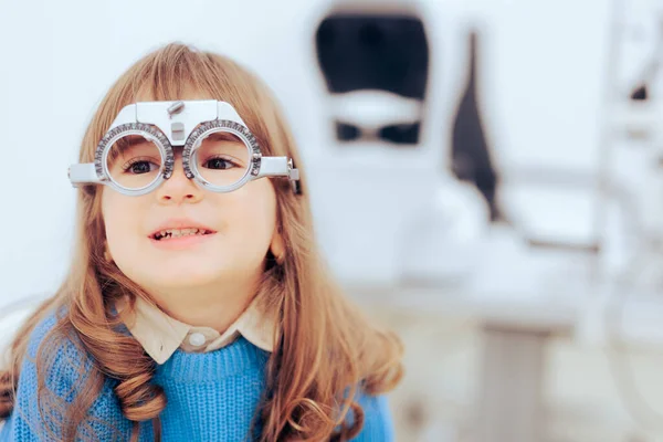 Niña Que Lleva Gafas Juicio Examen Los Ojos Consultar Cita —  Fotos de Stock