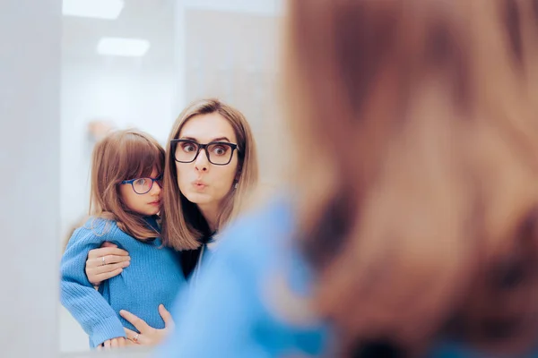 Funny Mother Daughter Trying New Pair Glasses — Stock fotografie