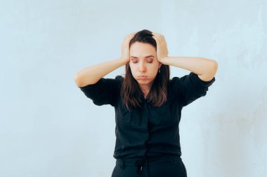 Bir kadın migreni olduğu için stresli.