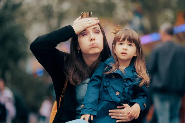 Ibu Stres Mengunjungi Sebuah Fun Fair Dengan Gadis Kecilnya — Stok Foto