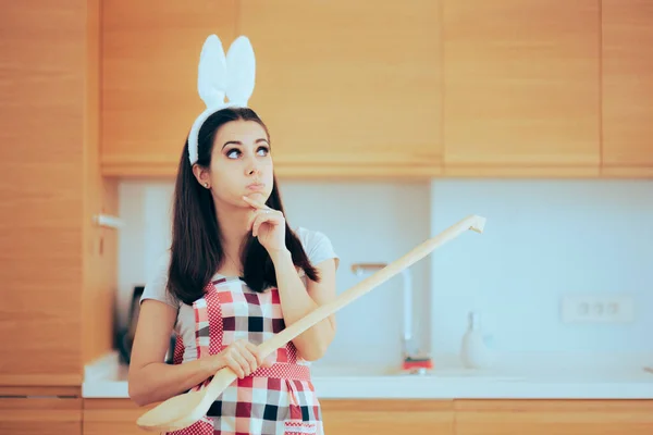 Mujer Desconcertada Sin Saber Qué Cocinar Para Pascua — Foto de Stock