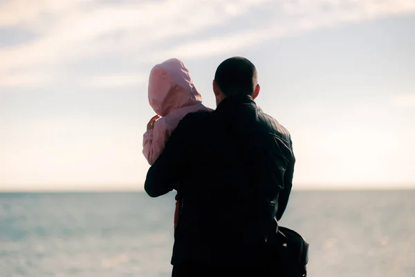 Apa Tartja Lányát Együtt Nézi Tengert — Stock Fotó
