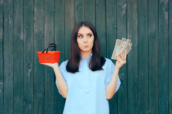 Zabawna Kobieta Trzyma Koszyk Zakupy Pieniądze — Zdjęcie stockowe