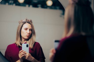 Aynayı alırken kendini önemli hisseden narsist kadın selfie 'leri çeker.