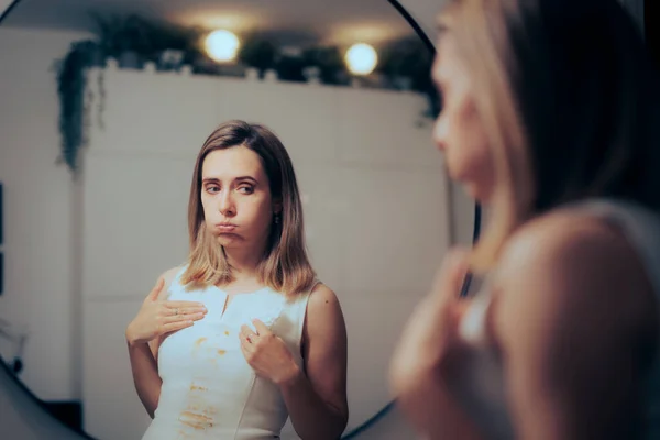 Mulher Olhando Espelho Verificando Manchas Seu Vestido — Fotografia de Stock