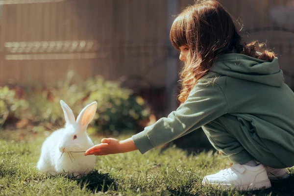 Девочка Играющая Своим Кроликом Улице — стоковое фото