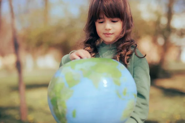 Menina Segurando Uma Terra Planeta Bola Jogando Fora — Fotografia de Stock
