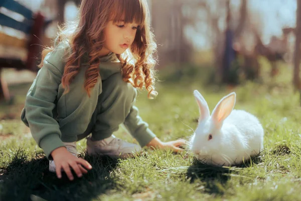 Gadis Kecil Bermain Dengan Kelincinya Luar Rumput — Stok Foto