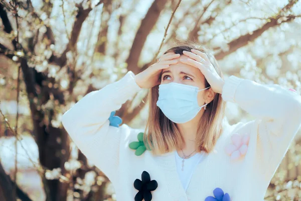 Allergische Vrouw Draagt Een Medisch Masker Het Voorjaar Seizoen — Stockfoto