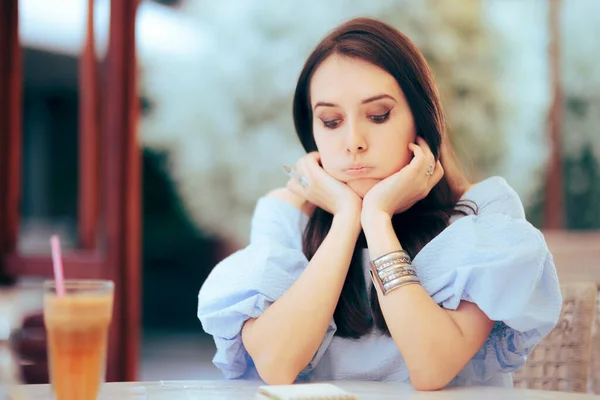 Mulher Estressada Tentando Fazer Uma Lista Planos — Fotografia de Stock