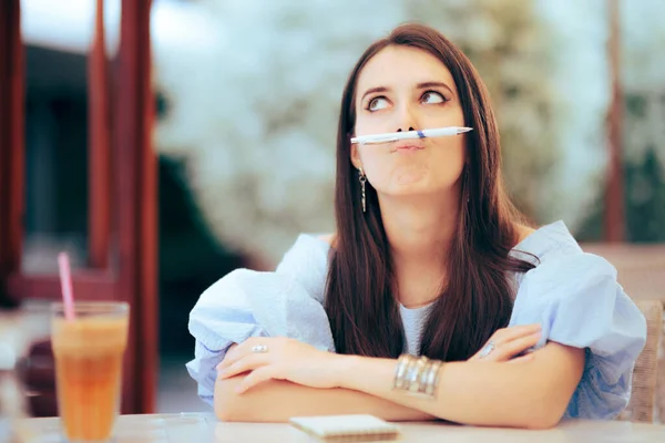 Silly Жінка Грає Ручкою Procrastinating Завдання — стокове фото