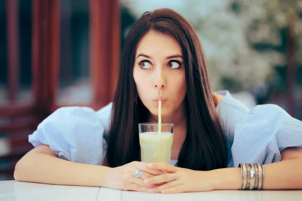 Perempuan Menghirup Dari Minuman Limun Restoran — Stok Foto