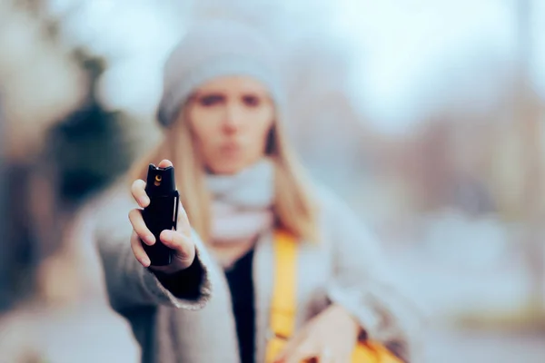 Žena Nebezpečí Pomocí Pepřového Spreje Zločinného Útočníka — Stock fotografie