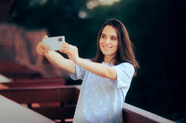 Mutlu Kadın Sabah Selfie Çekiyor 