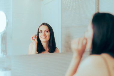 Mascara kullanan Gülümseyen Kadın Güzel Hissediyor