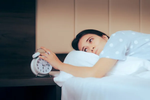 Mulher Acordando Ruído Relógio Alarme — Fotografia de Stock