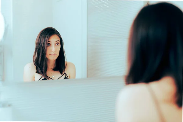 Mulher Insegura Olhando Espelho Sentindo Intrigada — Fotografia de Stock