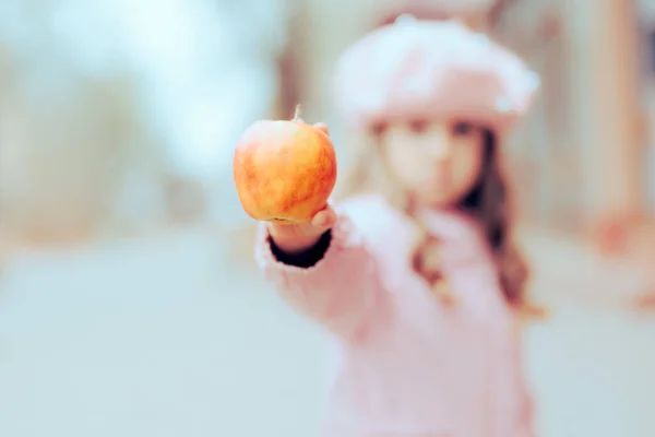 Little Kid Menampilkan Buah Apple Kamera — Stok Foto