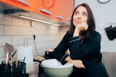 Komik kadın Tembel, kahvaltı hazırlayamıyor.