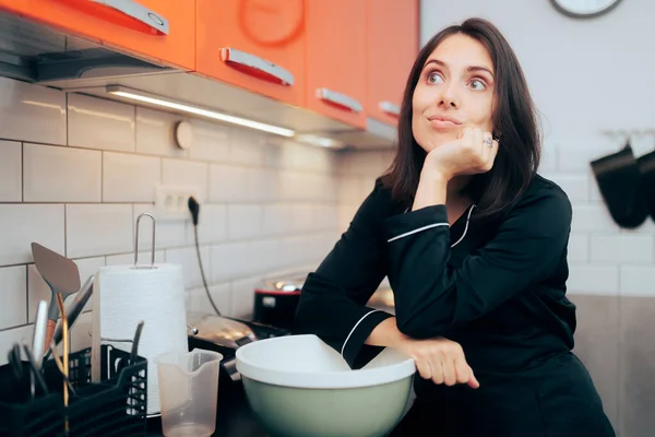Komik Kadın Tembel Kahvaltı Hazırlayamıyor — Stok fotoğraf