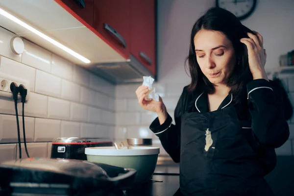 Stresli Kadın Yemek Yapmaya Çalışıyor Önlüğünü Kirletiyor — Stok fotoğraf