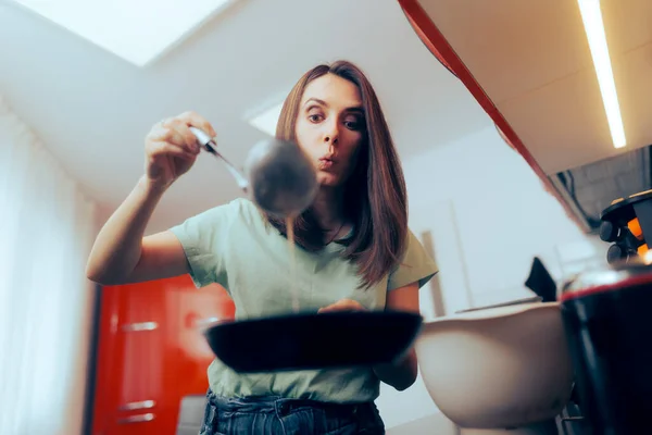 Perempuan Menuangkan Pancake Batter Pan — Stok Foto