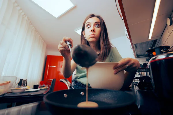 Perempuan Menuangkan Pancake Batter Pan — Stok Foto
