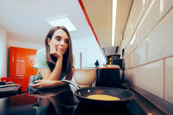 Woman Waiting Pancakes Cook Pan — Stock Photo, Image