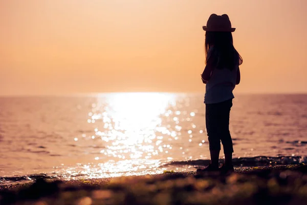 Silhouet Van Een Kind Spelen Het Strand Zonsondergang Uur — Stockfoto