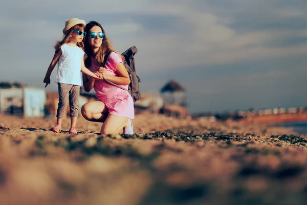 Мать Дочь Солнечных Очках Пляже — стоковое фото