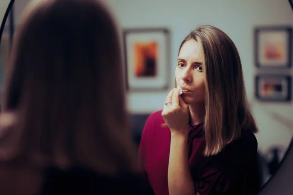 Vrouw Verwijderen Van Haar Lippenstift Met Make Doekjes — Stockfoto