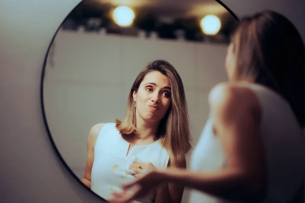 Kvinna Tittar Spegeln Torka Kaffe Fläckar — Stockfoto