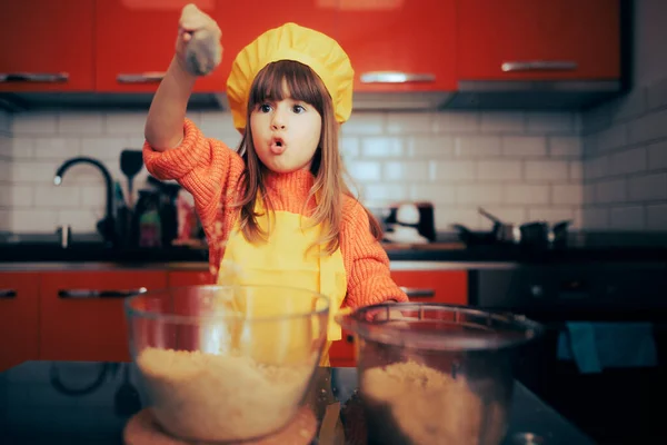 Gadis Kecil Ceria Sedang Bersenang Senang Memasak Dapur — Stok Foto